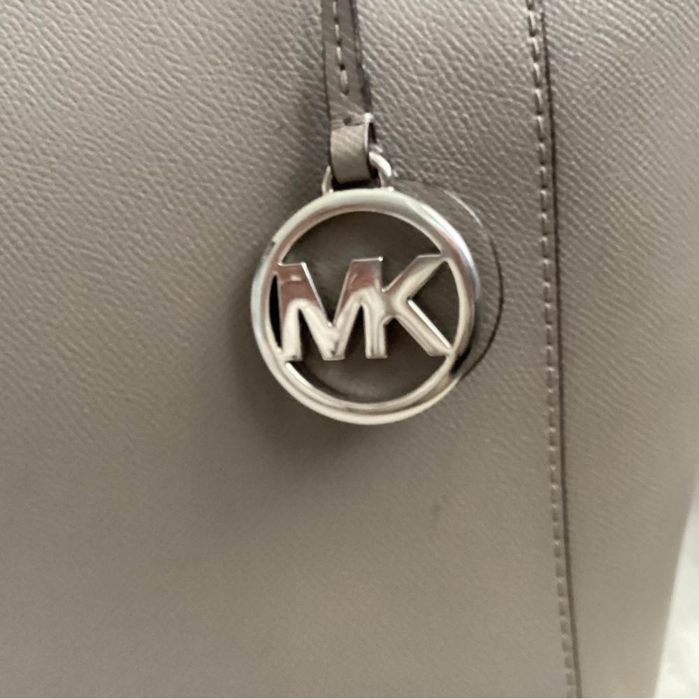 Michael Kors ‘Charlotte’ Saffiano Leather Tote - Picture 6 of 15